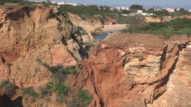 Rocce Scogliere Sulla Riva Dell Oceano — Video Stock