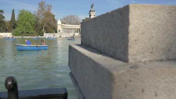 Άνθρωποι Κωπηλατούν Στη Λίμνη Του Retiro Park — Αρχείο Βίντεο