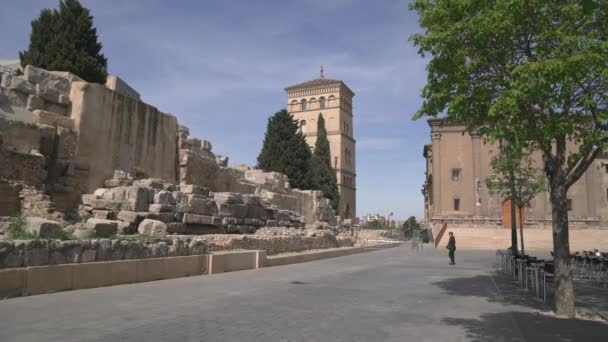 Ρωμαϊκά Τείχη Κοντά Μια Εκκλησία — Αρχείο Βίντεο