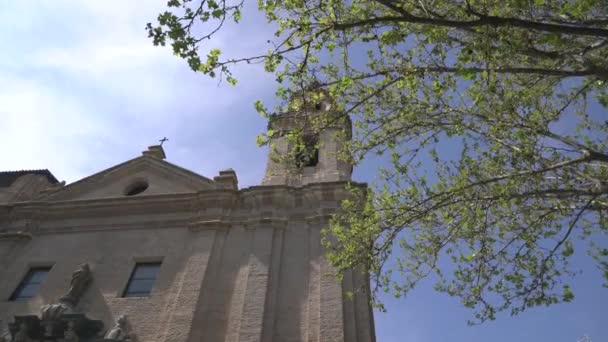 Niedriger Winkel Einer Kirche Mit Glockenturm — Stockvideo