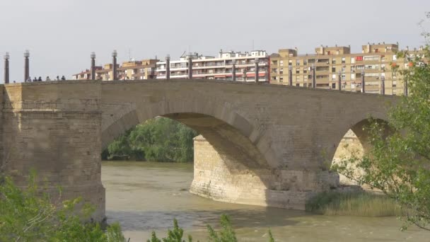 Ebro Nehri Üzerindeki Taş Köprü — Stok video