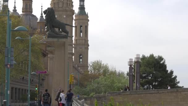安装狮子雕塑和塔楼 — 图库视频影像
