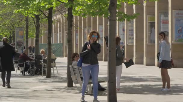 Wandelen Ontspannen Een Plein — Stockvideo