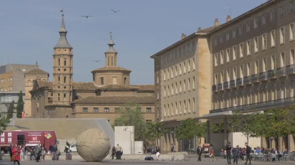 Globe Pierre Sur Place Pilier — Video