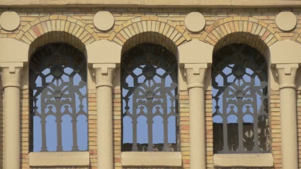 Три Украшенных Окна Сарагоса Испания — стоковое видео