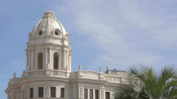 Edificio Blanco Con Balcón Cúpula — Vídeos de Stock