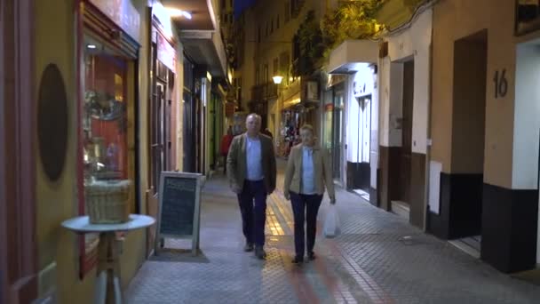 Gente Caminando Una Calle Estrecha — Vídeo de stock