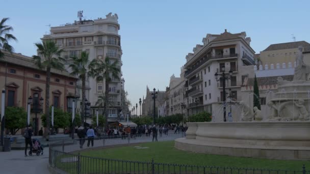 Edificios Cerca Fuente Hispalis — Vídeos de Stock