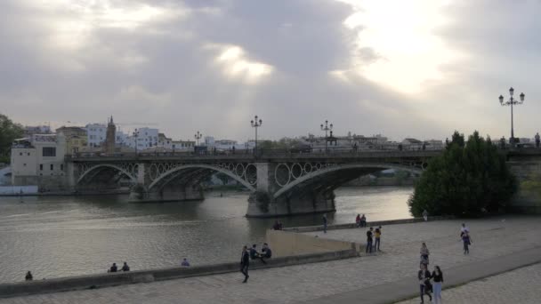 Caminhando Perto Ponte Triana — Vídeo de Stock