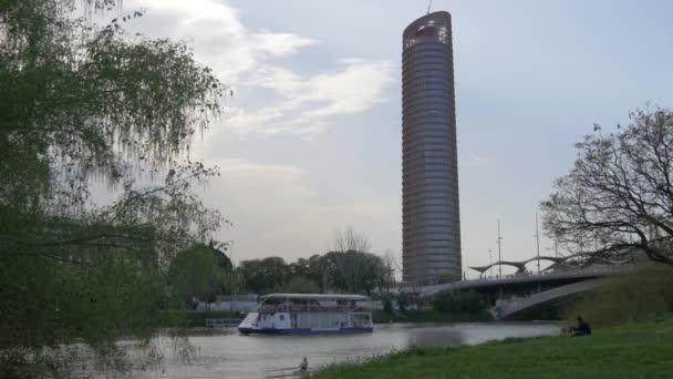 Wieża Sewilli Rzeka Guadalquivir — Wideo stockowe