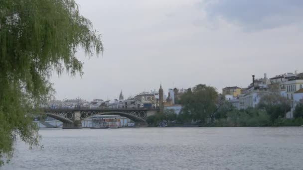 Puente Isabel Och Byggnader Vid Floden — Stockvideo