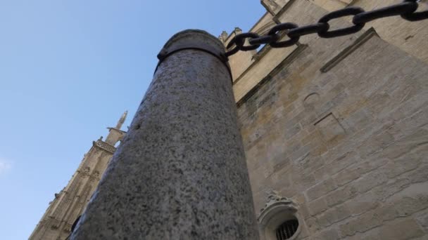 Bollard Com Correntes Lado Catedral — Vídeo de Stock