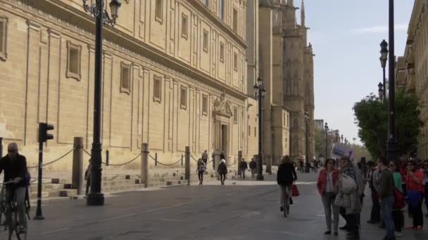 People Walking Building Brick Walls — Vídeo de Stock