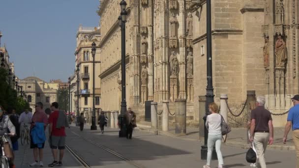 Gente Caminando Por Edificio Con Estatuas — Vídeos de Stock