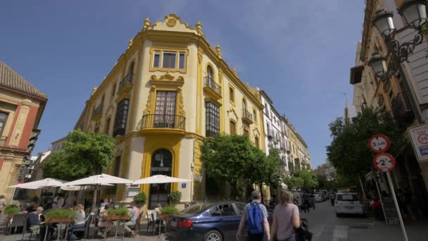 Ένα Γωνιακό Κτίριο Κίτρινη Πρόσοψη — Αρχείο Βίντεο