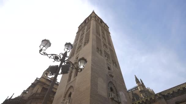 Una Farola Junto Giralda Sevilla — Vídeo de stock