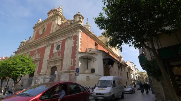 Carros Passando Por Uma Igreja — Vídeo de Stock