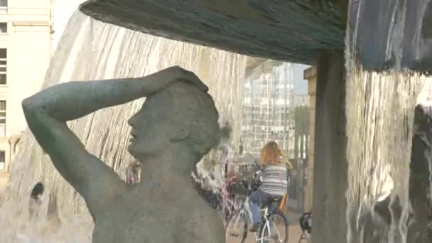 Statue Und Brunnen — Stockvideo
