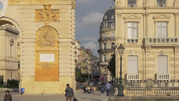 Gente Caminando Por Porte Peyrou — Vídeo de stock