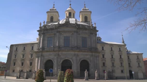 アルムデナ大聖堂のファサード マドリード — ストック動画