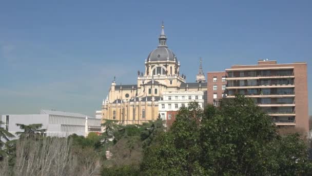 Katedrála Almudena Madridu — Stock video
