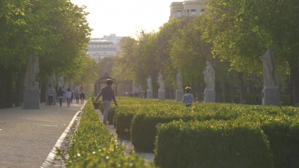 Parque Com Estátuas Jardim — Vídeo de Stock