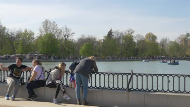 游客们在公园里休息 — 图库视频影像
