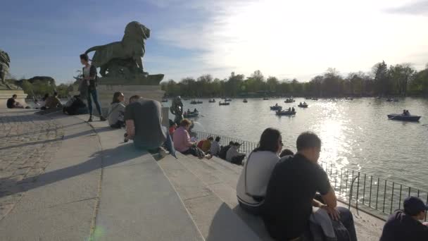 Les Gens Relaxent Sur Bord Eau Lac — Video