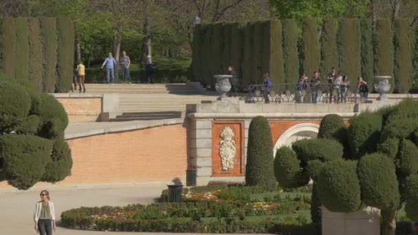 Turister Som Besöker Trädgårdar — Stockvideo