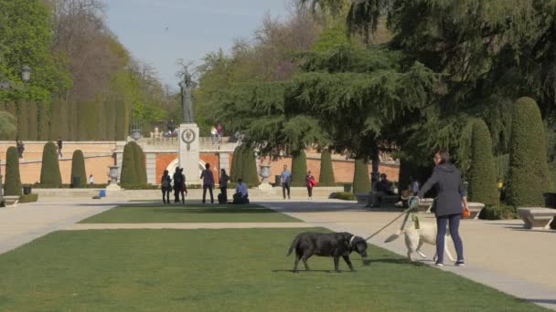 Turyści Odwiedzający Plaza Parterre Słoneczny Dzień — Wideo stockowe