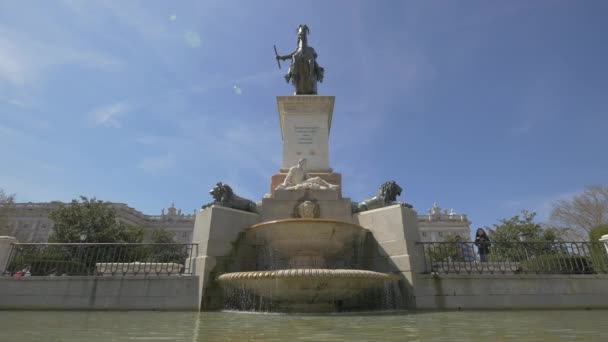 Angle Bas Une Statue Sur Une Fontaine — Video