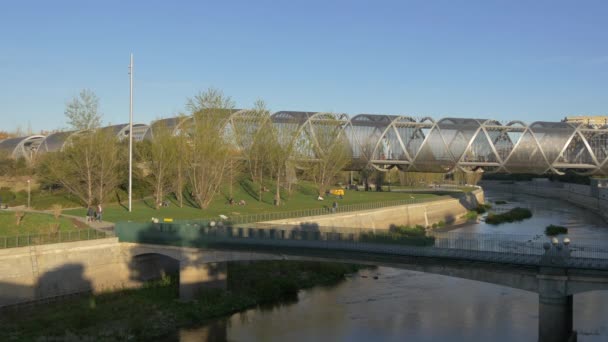 公园里的Puente Arganzuela — 图库视频影像