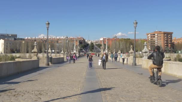 Gente Puente Toledo — Vídeo de stock