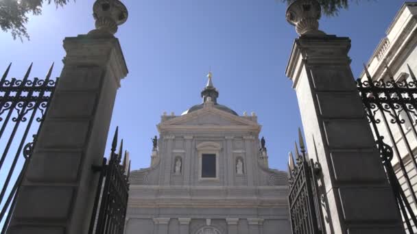 Die Fassade Der Berühmten Almudena Kathedrale — Stockvideo