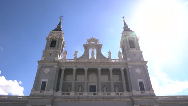 Catedral Almudena Con Estatuas — Vídeos de Stock