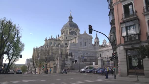 Katedrála Almudena Madridu — Stock video