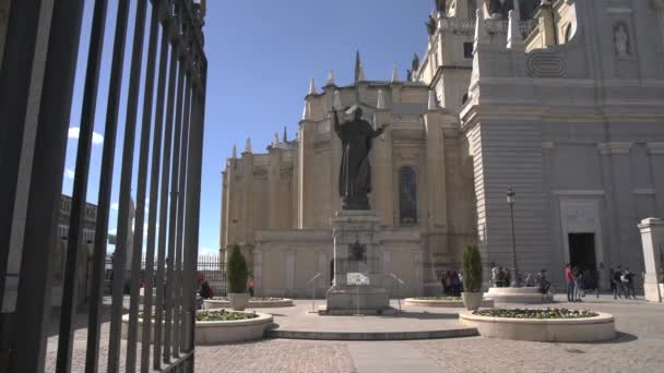 Innenhof Der Almudena Kathedrale — Stockvideo