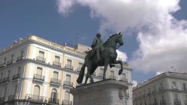 Baixo Ângulo Estátua Rei Carlos Iiird — Vídeo de Stock