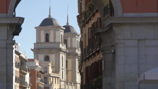 Πύργοι Της Εκκλησίας Του San Isidro Από Την Plaza Mayor — Αρχείο Βίντεο