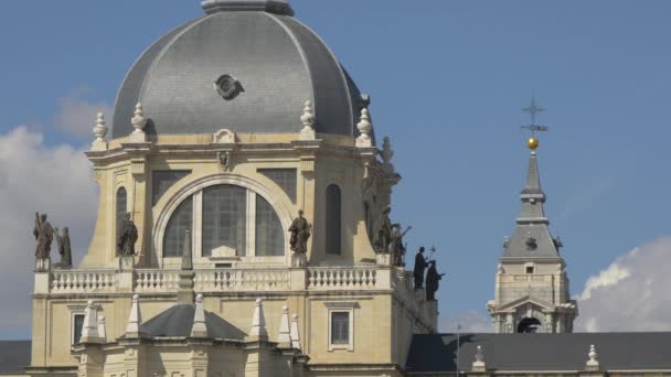 Almudena Katedrali Nin Tepesindeki Heykeller — Stok video
