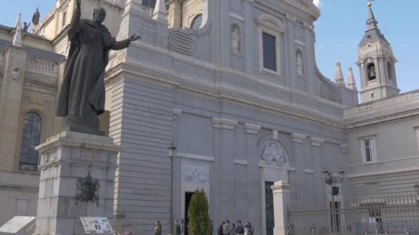 Tilt Almundena Cathedral — Stock Video