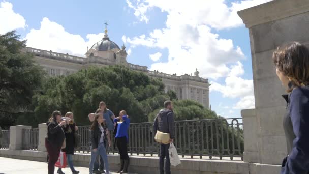 Gente Caminando Por Una Calle — Vídeos de Stock