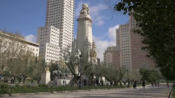 Γείρε Άγαλμα Του Θερβάντες Στην Plaza Espana — Αρχείο Βίντεο