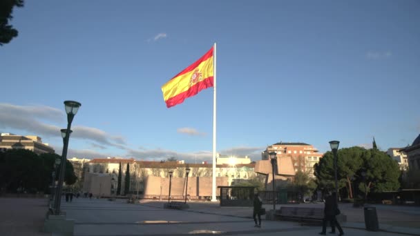 Ισπανική Σημαία Κυματίζει Μια Πόλη — Αρχείο Βίντεο