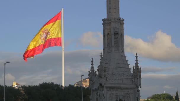 Spanische Flagge Weht Der Nähe Eines Turms — Stockvideo