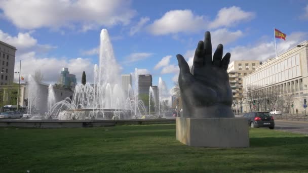 Skulptur Eines Handgelenks Und Eines Springbrunnens — Stockvideo