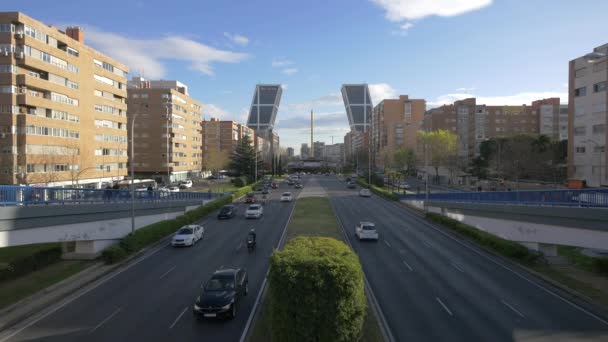 Mobil Melaju Paseo Castellana — Stok Video