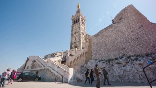 Timelapse Pessoas Que Caminham Perto Uma Basílica — Vídeo de Stock