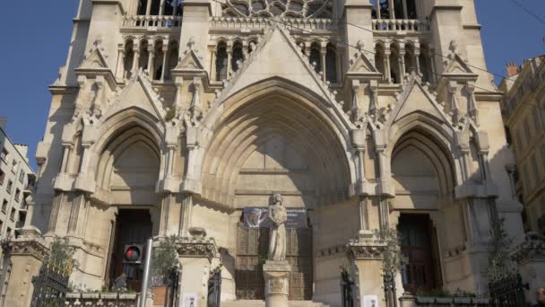 Uma Estátua Frente Curch — Vídeo de Stock