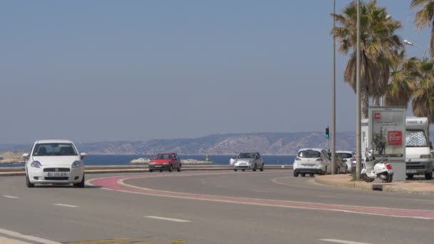 Tráfico Una Calle Junto Mar — Vídeos de Stock